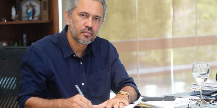 Elmano sanciona lei que garante auxílio de R$ 500 a órfãos da Covid-19 no Ceará