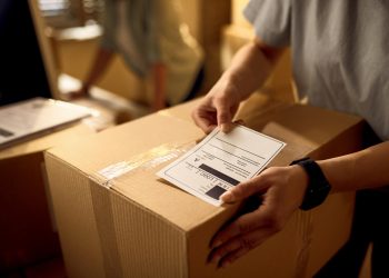 Após um ano, estudo mostra que ‘taxa das blusinhas’ não gerou empregos e reduziu arrecadação dos Estados