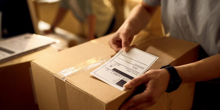 Após um ano, estudo mostra que ‘taxa das blusinhas’ não gerou empregos e reduziu arrecadação dos Estados