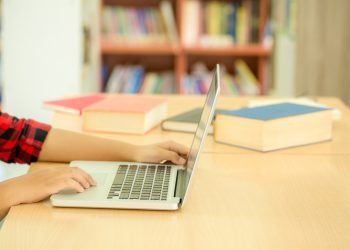 MEC vai premiar professores com 100 computadores; veja quem é elegível