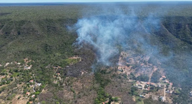 Incêndio atinge área rural do Crato e ameaça Floresta Nacional do Araripe
