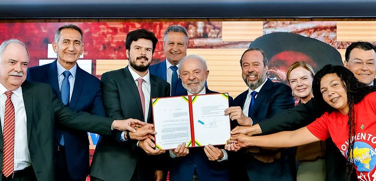 Lula sanciona gratuidade em conta de luz para famílias de baixa renda