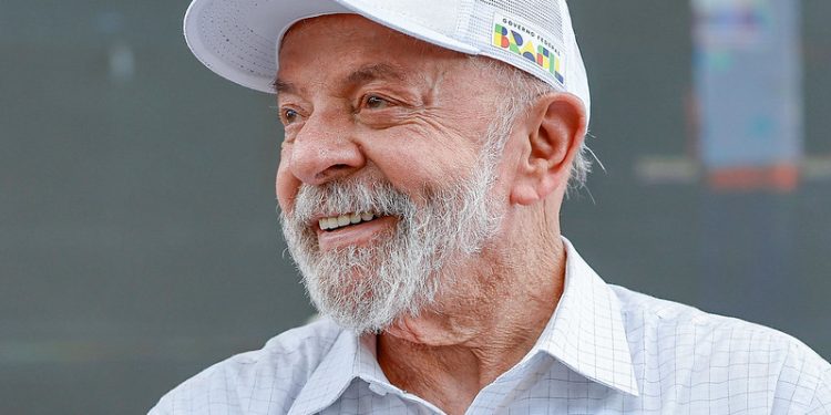 Lula celebra aprovação de isenção do Imposto de Renda para salários de até R$ 5 mil