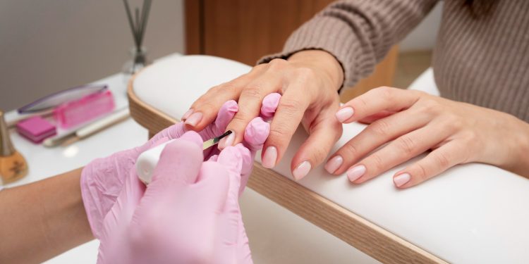 Anvisa proíbe uso de substâncias químicas em esmaltes em gel por risco de câncer e infertilidade