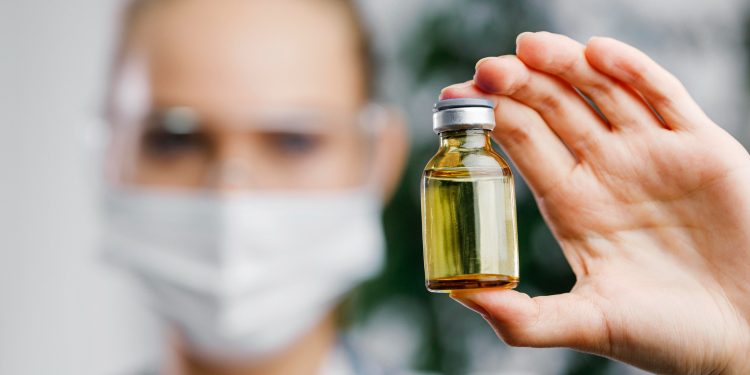 Intoxicações por metanol disparam no Brasil e acendem alerta sobre riscos à saúde