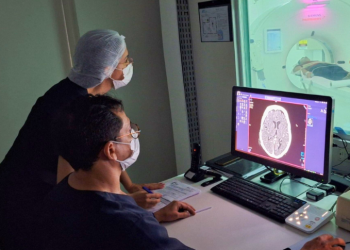 Professora de 41 anos sofre AVC e alerta para aumento de casos em pessoas mais jovens