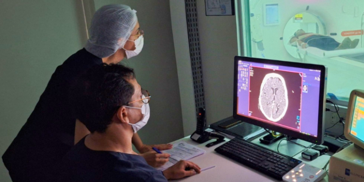 Professora de 41 anos sofre AVC e alerta para aumento de casos em pessoas mais jovens
