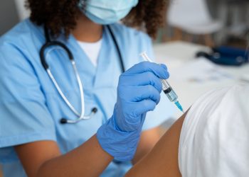 Brasil lidera desinformação sobre vacinas na América Latina, aponta levantamento