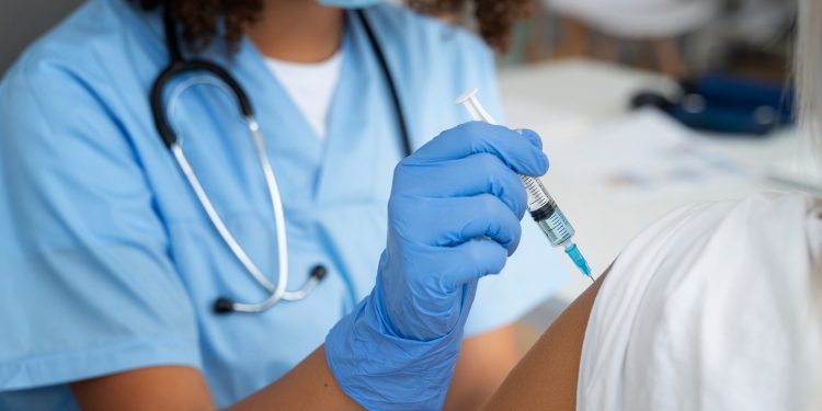 Brasil lidera desinformação sobre vacinas na América Latina, aponta levantamento