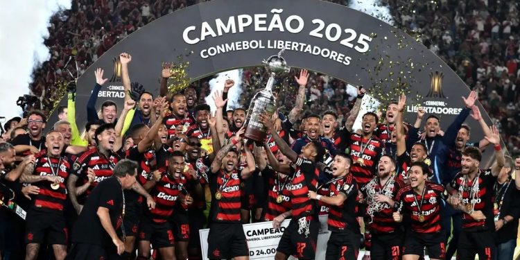Flamengo se torna o primeiro tetracampeão brasileiro da Libertadores ao vencer o Palmeiras em Lima