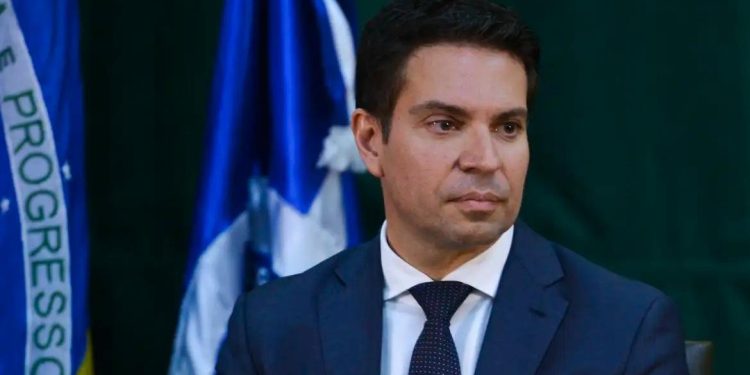 Moraes decreta prisão de Ramagem após divulgação de viagem aos EUA