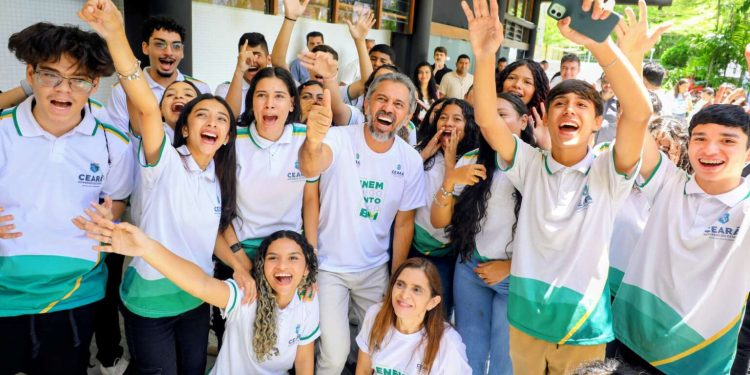 Governador Elmano anuncia construção de oito novas escolas de Ensino Médio em tempo integral