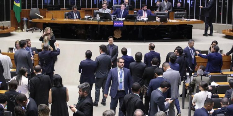 Câmara aprova projeto que endurece combate ao crime organizado; texto segue para o Senado