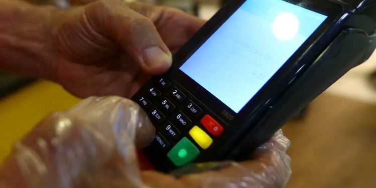 Bandeiras de cartões terão de cobrir falhas no sistema de pagamentos, decide BC