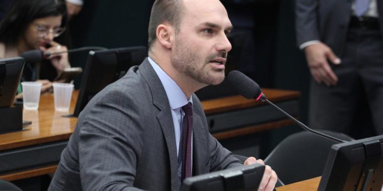 STF torna Eduardo Bolsonaro réu por coação no curso do processo