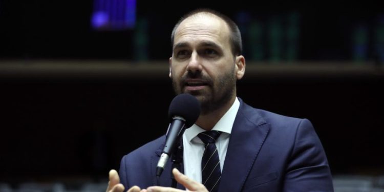 STF marca julgamento de denúncia contra Eduardo Bolsonaro por suposta coação