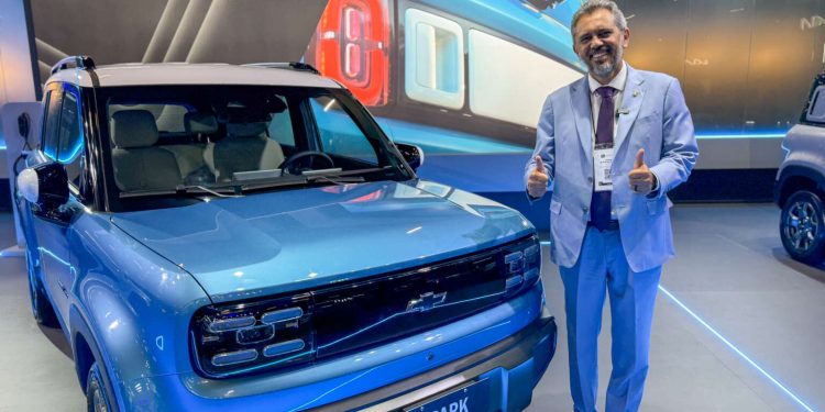 Elmano de Freitas anuncia inauguração do Polo Automotivo do Ceará durante visita ao Salão do Automóvel
