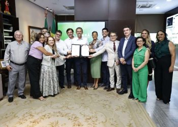 Elmano de Freitas sanciona novo plano de cargos para servidores administrativos de universidades estaduais