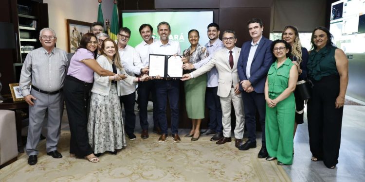 Elmano de Freitas sanciona novo plano de cargos para servidores administrativos de universidades estaduais