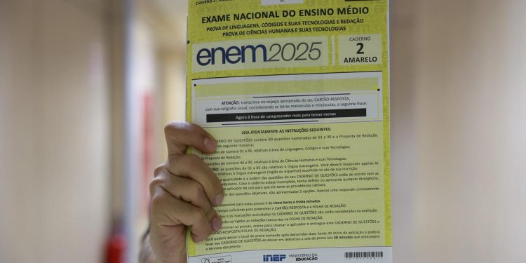 Três questões do Enem 2025 são anuladas após suspeita de vazamento no Ceará