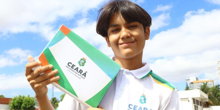 Com investimento de R$ 2,7 mi, Governo do Ceará entrega mais de 6 mil tablets a estudantes no Cariri