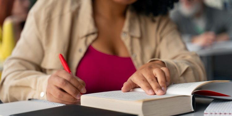 Ceará abre novas seleções e concursos públicos com salários de até R$ 16,4 mil