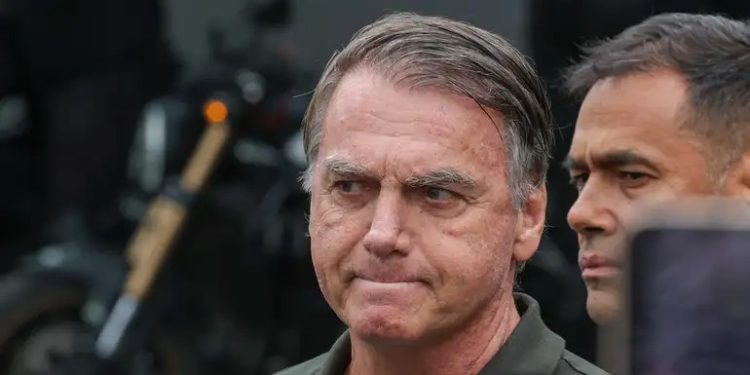 Bolsonaro atribui violação da tornozeleira a surto causado por medicamentos; prisão foi mantida