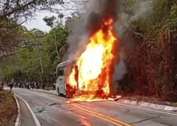 Ônibus pega fogo na CE-292, no Crato, e deixa trecho da rodovia bloqueado
