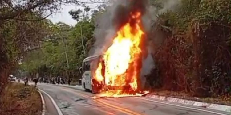 Ônibus pega fogo na CE-292, no Crato, e deixa trecho da rodovia bloqueado
