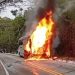 Ônibus pega fogo na CE-292, no Crato, e deixa trecho da rodovia bloqueado