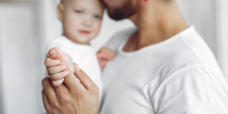 Câmara aprova ampliação gradual da licença-paternidade para até 20 dias