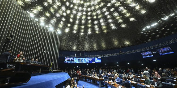 Senado aprova proibição de descontos automáticos em benefícios do INSS