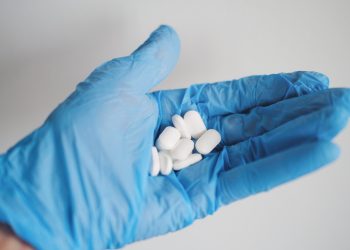 Estudo refuta ligação entre paracetamol na gravidez e autismo, contrariando afirmação de Trump