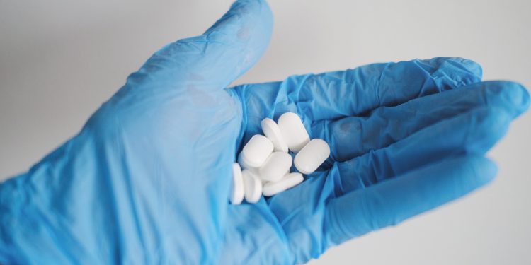 Estudo refuta ligação entre paracetamol na gravidez e autismo, contrariando afirmação de Trump