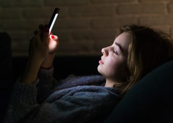 Dormir tarde pode aumentar vício digital? Estudo revela alerta para jovens
