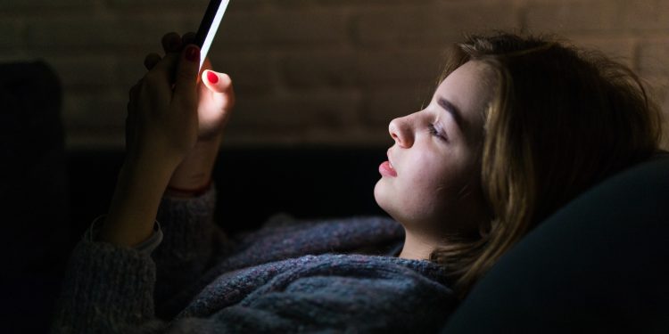 Dormir tarde pode aumentar vício digital? Estudo revela alerta para jovens