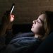 Dormir tarde pode aumentar vício digital? Estudo revela alerta para jovens