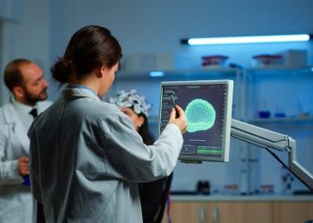 Aprovado pela FDA, o chip Connexus pode transformar sinais cerebrais em palavras (Foto: DC Studio/Freepik)