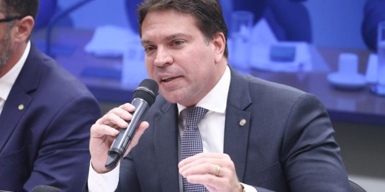 Alexandre Ramagem tem salário bloqueado pela Câmara após determinação do STF