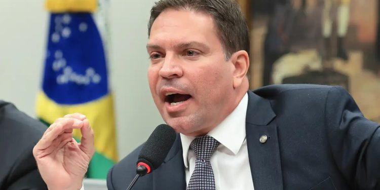 Moraes determina início do processo para extradição de Ramagem, foragido nos EUA