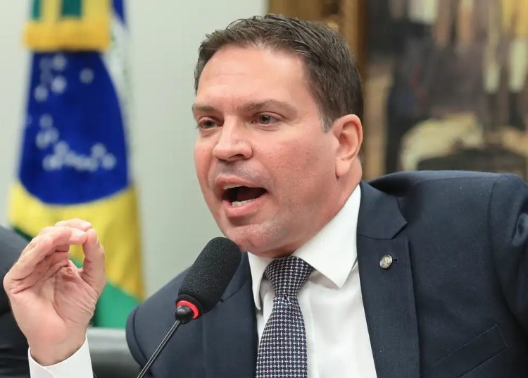 Moraes determina início do processo para extradição de Ramagem, foragido nos EUA