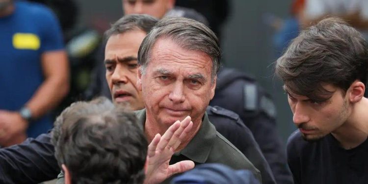 Defesa pede cirurgia urgente e prisão domiciliar para Bolsonaro após piora no quadro de saúde
