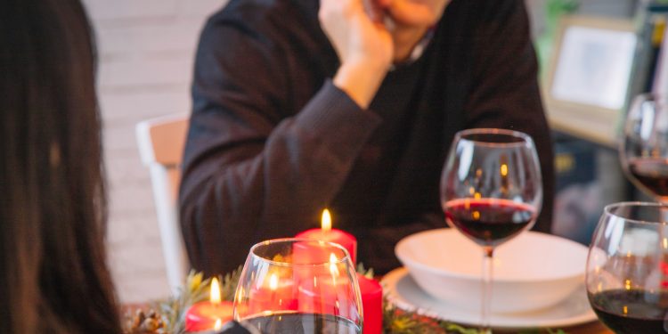 Consumo de álcool cresce nas festas de fim de ano e especialistas alertam para riscos à saúde e às relações sociais