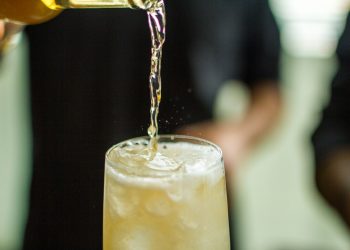 A ressaca é resultado de uma combinação de processos inflamatórios, metabólicos e neurológicos desencadeados pelo álcool (Foto: Andrea Huls Pareja/Unsplash)