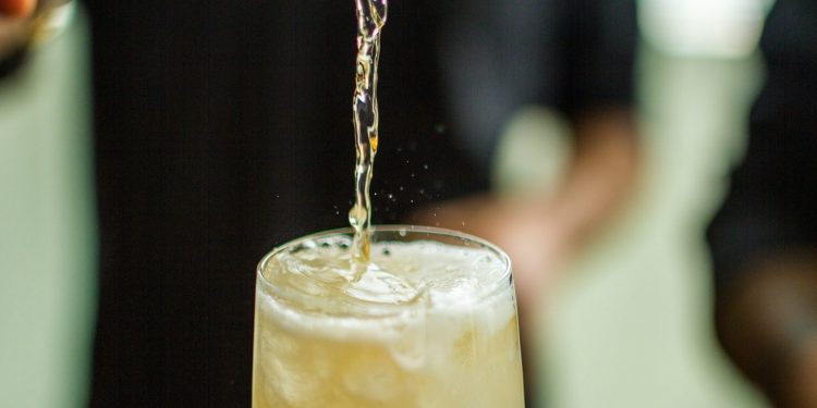 Acordou de ressaca? Veja o que fazer para amenizar os sintomas, segundo especialistas