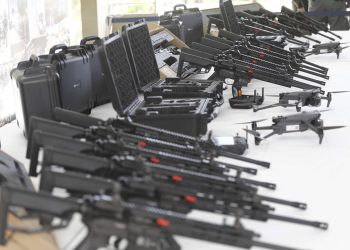 Elmano de Freitas entrega fuzis e drones à Polícia Militar para reforçar combate ao crime organizado no Ceará