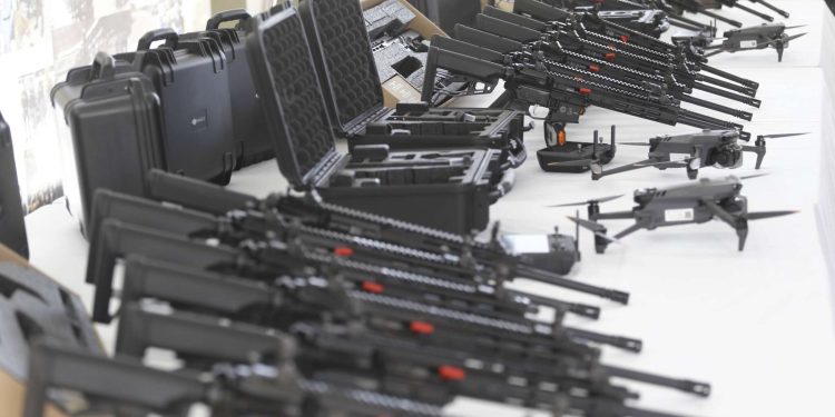 Elmano de Freitas entrega fuzis e drones à Polícia Militar para reforçar combate ao crime organizado no Ceará