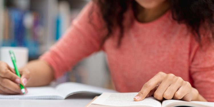 Ceará abre inscrições para concursos e seleções com salários de até R$ 16.495