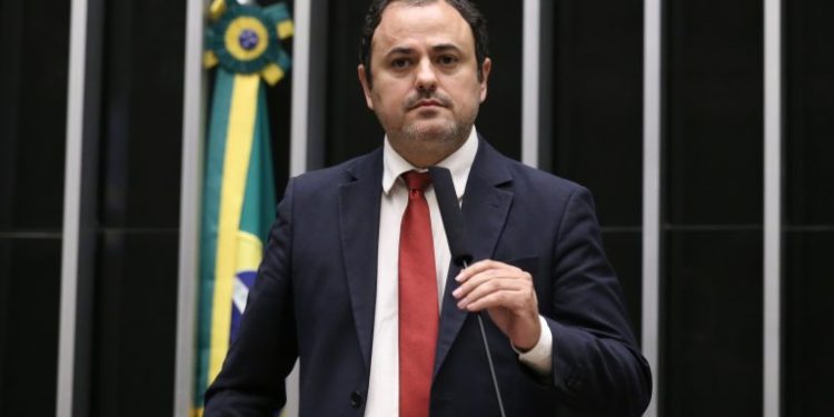 Câmara substitui cassação por suspensão de seis meses para Glauber Braga