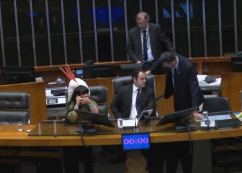 Glauber Braga é retirado à força do plenário após ocupar cadeira da Presidência da Câmara